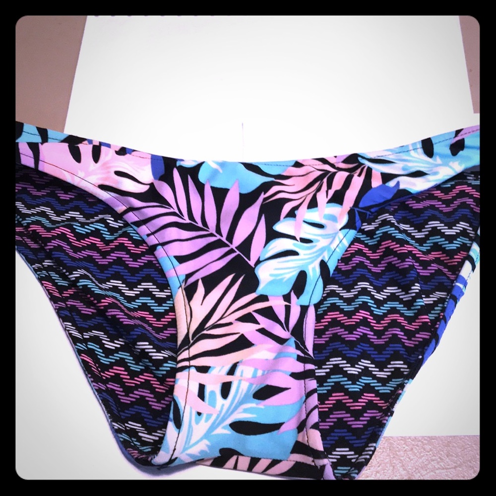 Reversible bikini bottoms